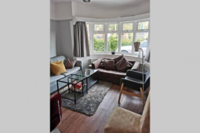 5 min walk to clifftop, 5 en-suites, free parking